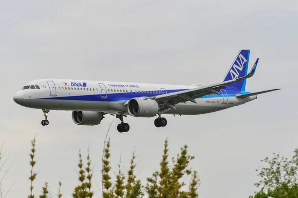 Avión aterrizando en el Aeropuerto de Osaka Itami — Foto de Stock