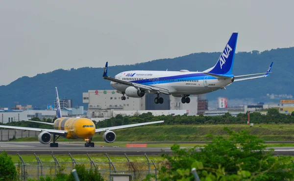 在大阪Itami机场降落的飞机 — 图库照片