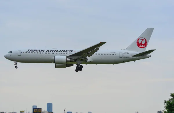 Avião aterrissando no Aeroporto de Osaka Itami — Fotografia de Stock