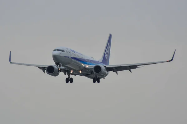 Airplane landing at Osaka Itami Airport — Stock Photo, Image