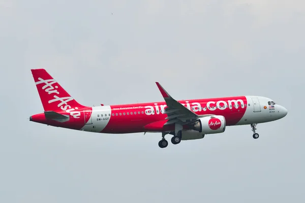 Avión de pasajeros en el aeropuerto Tan Son Nhat — Foto de Stock