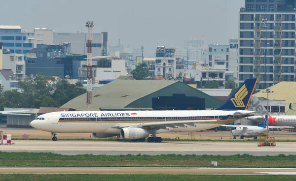 Avião de passageiros no Aeroporto de Tan Son Nhat — Fotografia de Stock