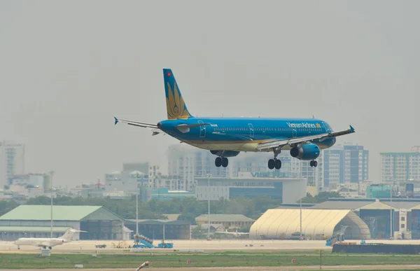 Avião de passageiros no Aeroporto de Tan Son Nhat — Fotografia de Stock