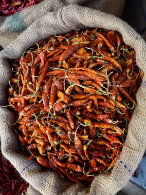 Kurutulmuş kırmızı biber ya da kırmızı biber. 