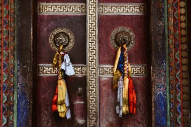 Eski Tibet tapınağının ahşap kapısı