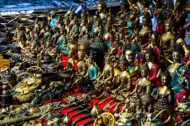 Bir hediyelik eşya dükkanında dua eden Tibet nesneleri