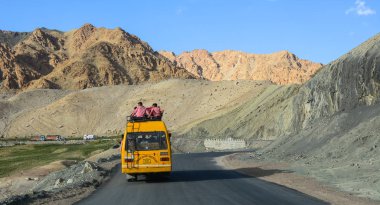 Ladakh, Hindistan 'da kırsal bir yolda okul otobüsü.