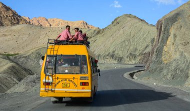Ladakh, Hindistan 'da kırsal bir yolda okul otobüsü.