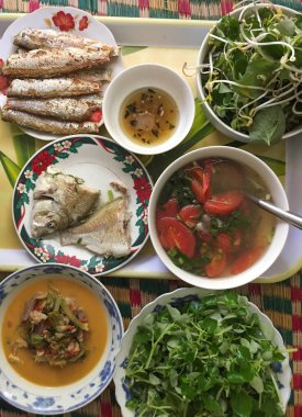 Beyaz pirinçli Vietnam yemeği 