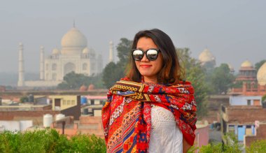 Tac Mahal'e bakan genç bir kadın.