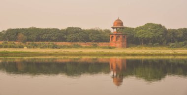 Gün batımında gölü olan antik bir kale. 