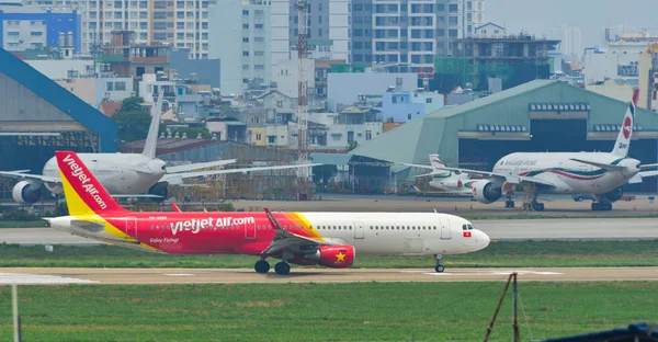 Passenger airplane at Tan Son Nhat Airport — Stock Photo, Image