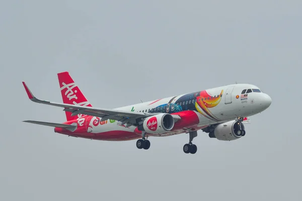 Avión de pasajeros en el aeropuerto Tan Son Nhat — Foto de Stock