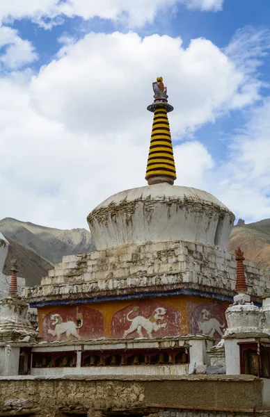 Stupas of ancient Tibetan temple on mountain — Stock Photo, Image