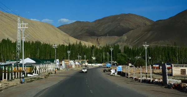 Strada di montagna del Ladakh, India settentrionale — Foto Stock