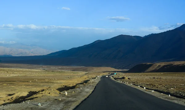 Ladakh hegyi útja, Észak-India — Stock Fotó