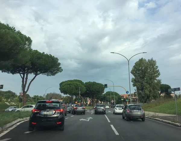 Vehicles run on highway in Rome, Italy — Stockfoto