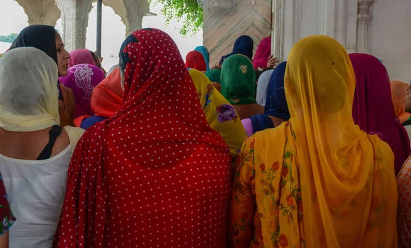Women in saree praying at the Golden Temple — Stockfoto