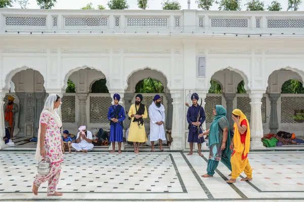 คําอธิษฐานที่วัดโกลเด้นใน Amritsar ประเทศอินเดีย — ภาพถ่ายสต็อก