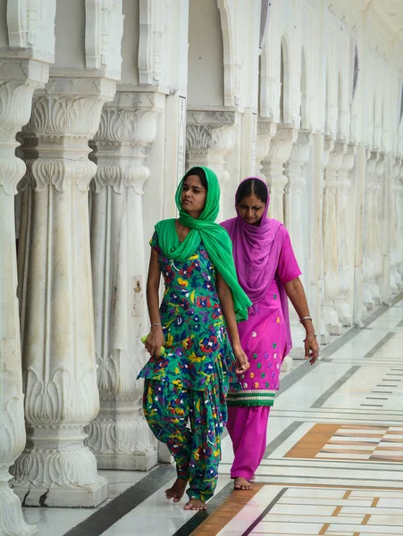 Gebeden in de Gouden Tempel in Amritsar, India — Stockfoto