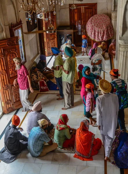 Prayers at the Golden Temple in Amritsar, India — Stockfoto
