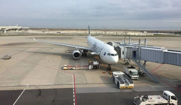 Avião de passageiros atracando no Aeroporto de Kansai — Fotografia de Stock