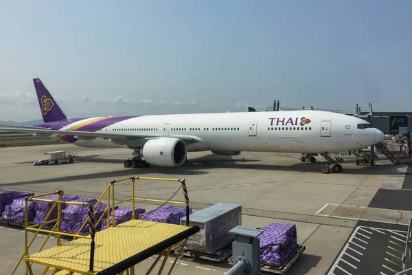 Passenger airplane docking at Kansai Airport — Stock Photo, Image