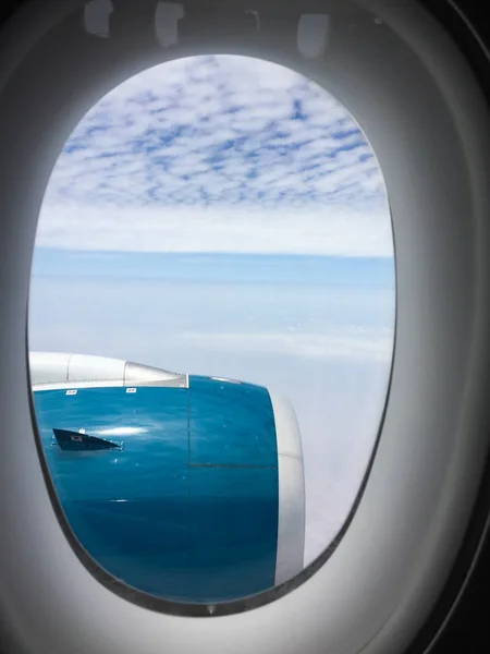Motor azul do avião de passageiros no céu — Fotografia de Stock
