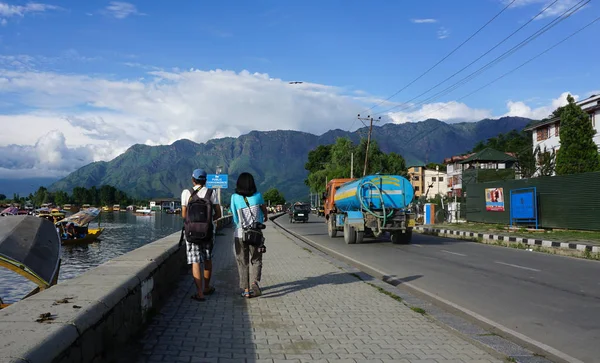 Turistas caminando por la calle en Srinagar, India — Foto de Stock