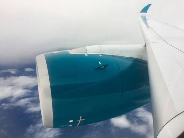 Блакитний двигун пасажирського літака в небі — стокове фото