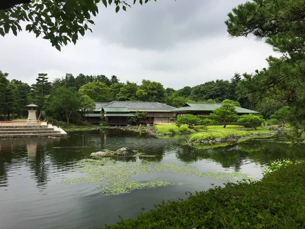 Idyllisch landschap van Japanse tuin — Stockfoto