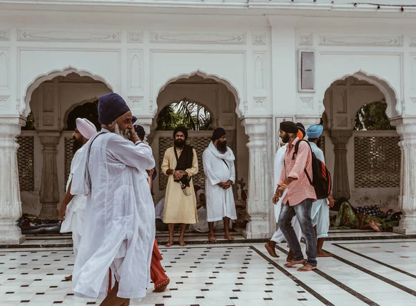 Prayers at the Golden Temple in Amritsar, India — Stockfoto