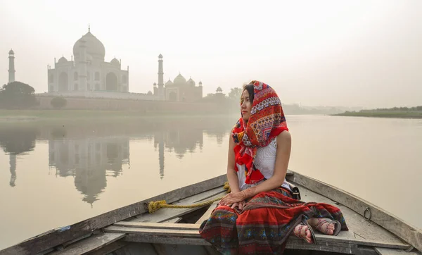 A woman watching sunset over Taj Mahal — Stock Photo, Image