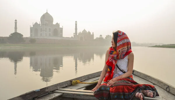 A woman watching sunset over Taj Mahal — Stock Photo, Image