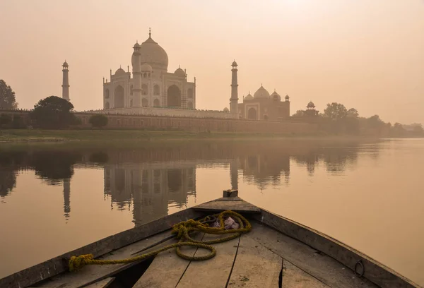 Taj Mahal reflected in Yamuna river — Stock Photo, Image