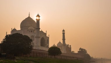 Taj Mahal, Yamuna Nehri 'ne yansıdı 