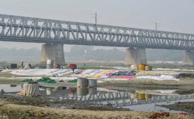 Sisli bir günde Yamuna Nehri ile çelik köprü
