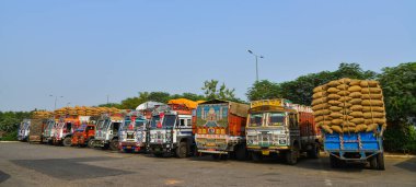 Agra, Hindistan dinlenme alanında Kamyon römorklar
