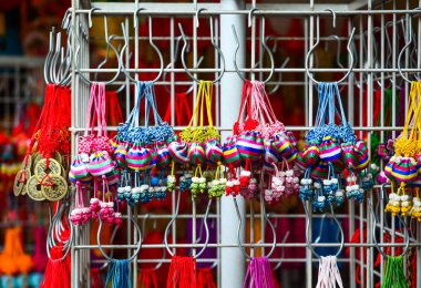 Hediyelik eşya dükkanında geleneksel Çin hatıraları.