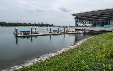 Singapur 'daki Marina Barrage Manzarası