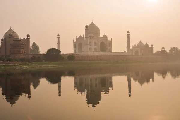 Taj Mahal odbity w rzece Yamuna — Zdjęcie stockowe