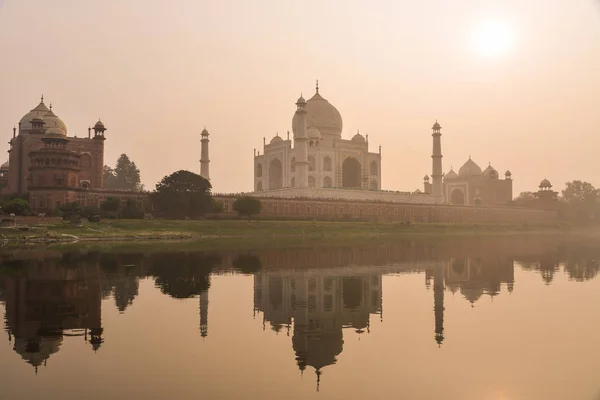 Taj Mahal odbity w rzece Yamuna — Zdjęcie stockowe