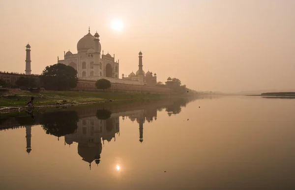 Taj Mahal odbity w rzece Yamuna — Zdjęcie stockowe