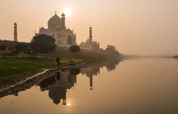 Taj Mahal reflected in Yamuna river — Stock Photo, Image