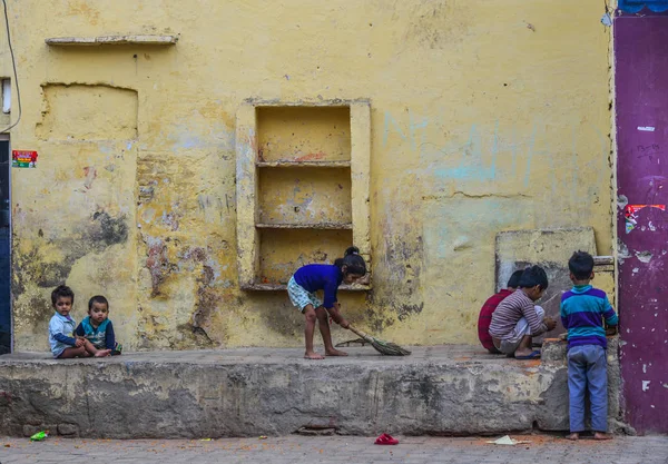 Niños jugando en el mercado callejero —  Fotos de Stock
