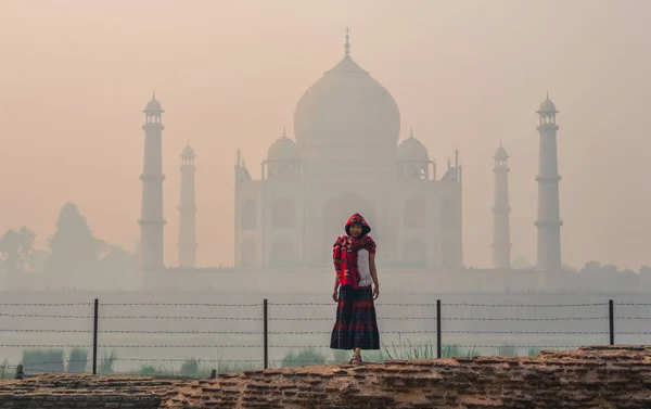 A woman visit Taj Mahal at early morning — Stock Photo, Image