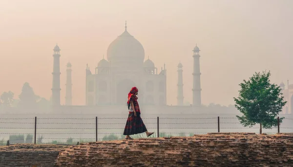 A woman visit Taj Mahal at early morning — Stock Photo, Image