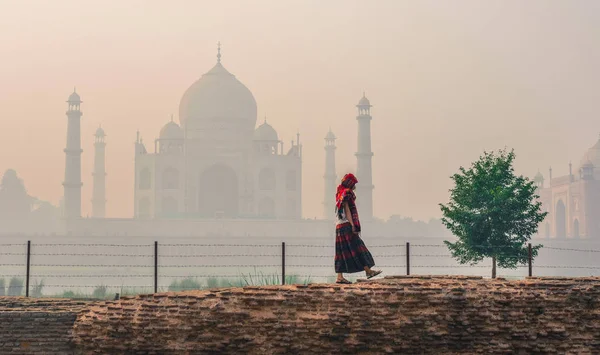 Una mujer visita Taj Mahal temprano en la mañana — Foto de Stock