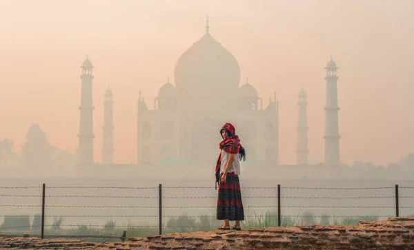 A woman visit Taj Mahal at early morning — Stock Photo, Image