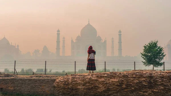 A woman visit Taj Mahal at early morning — Stock Photo, Image